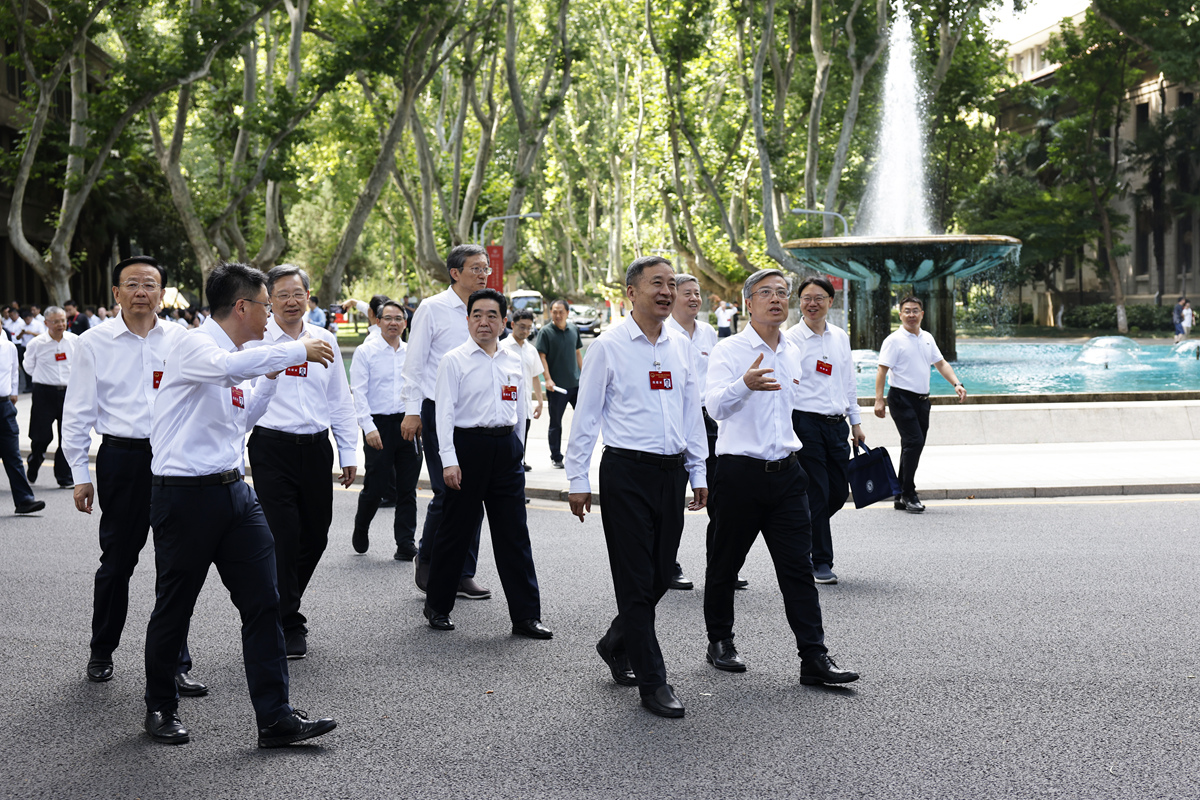 江蘇省十四屆人大常委會(huì)組成人員考察東南大學(xué)